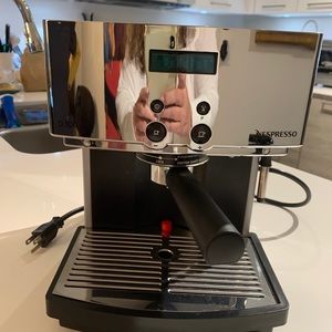 LIKE NEW NESPRESSO MACHINE W/BUILT IN FROTHER